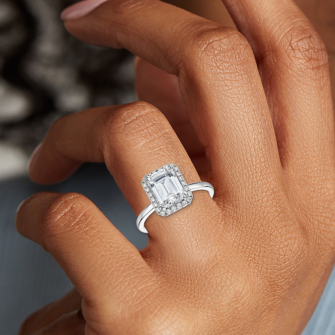 Bague de fiançailles simple de Blue Nile Studio avec diamant taille émeraude et halo en platine